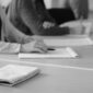 Jurnalis ekonomi menyiapkan liputan acara perusahaan dengan fokus pada data konkret. (Pixabay.com/sarahblocks)